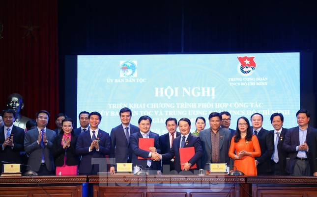 Chiều 10/12, tại Hà Nội, T.Ư Đoàn và Ủy ban Dân tộc ký kết chương trình phối hợp công tác giai đoạn 2021 - 2025. Chiều 10/12, tại Hà Nội, T.Ư Đoàn và Ủy ban Dân tộc ký kết chương trình phối hợp công tác giai đoạn 2021 - 2025.