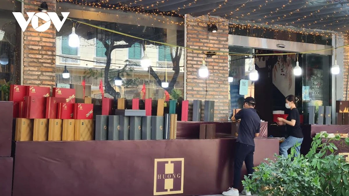 Điểm bán bánh trung thu thưa thớt khách hàng.