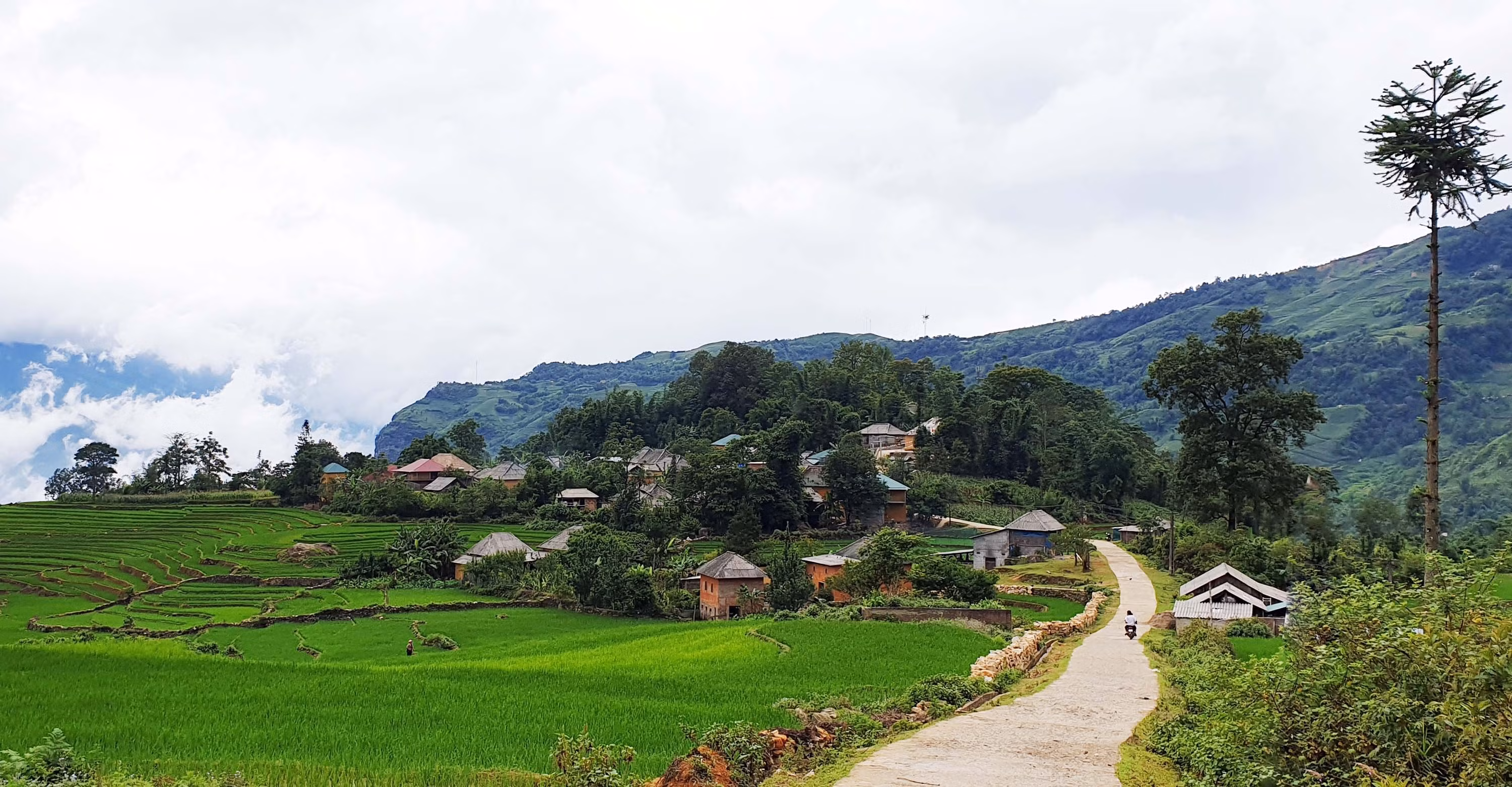 Hạ tầng giao thông được đầu tư phát triển tạo cú hích để vùng cao Lào Cai vươn lên xóa đói, giảm nghèo.