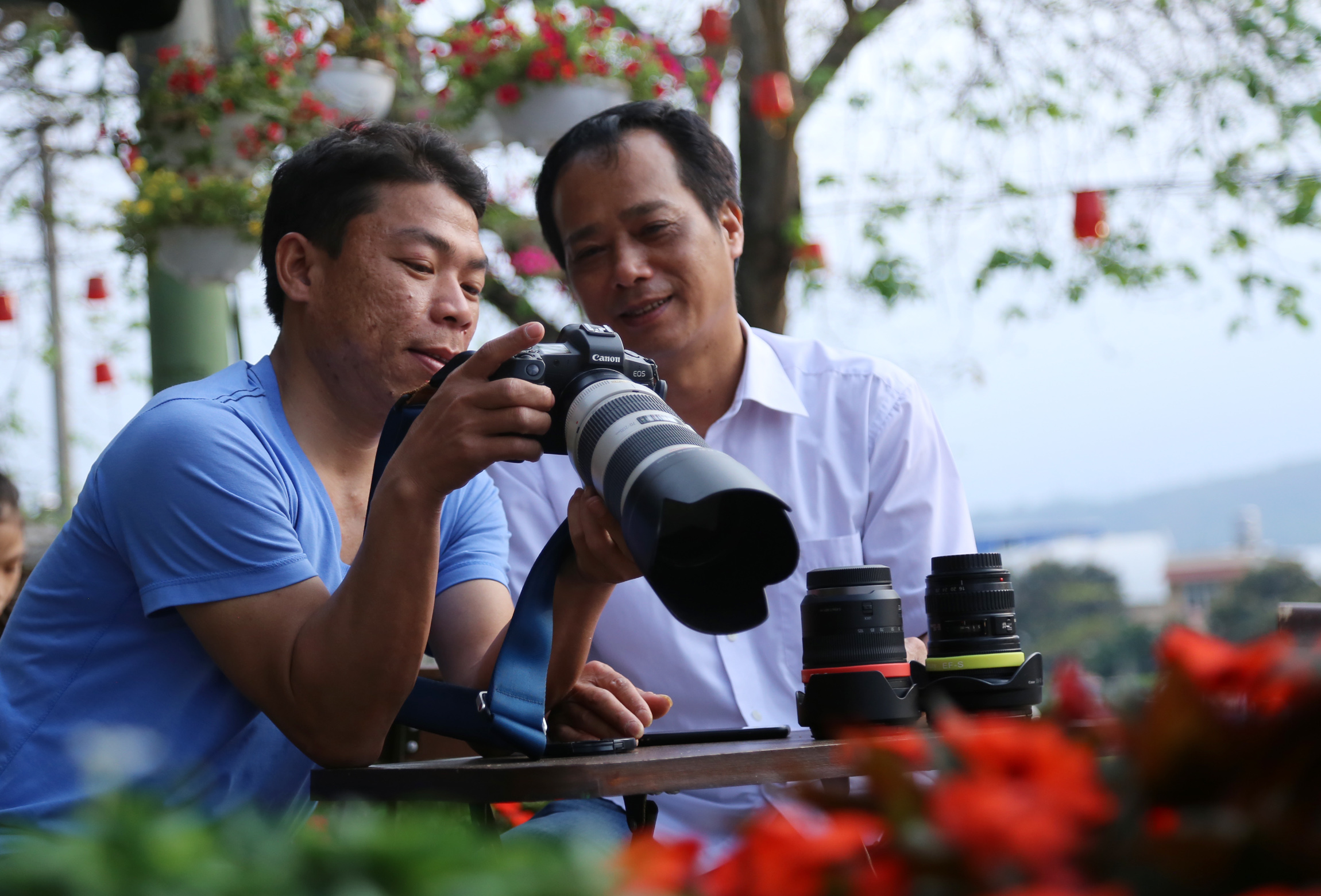 Nghệ sỹ nhiếp ảnh Mạnh Cường (bên phải) và Dương Toản trao đổi kinh nghiệm chụp ảnh nghệ thuật.