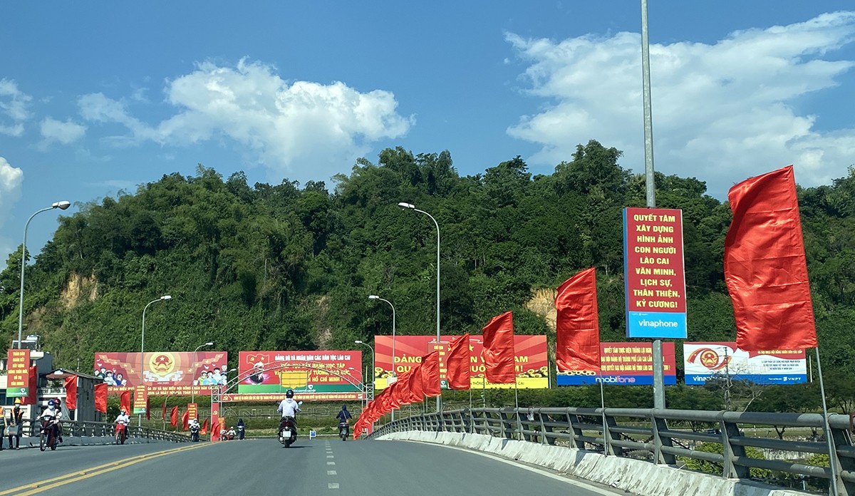 Thành phố Lào Cai rực rỡ cờ hoa, khẩu hiệu chào mừng 30 năm tái lập tỉnh Lào Cai ảnh 2