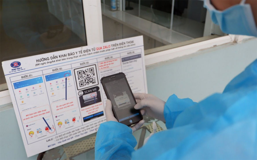 Người dân cài đặt ứng dụng Bluzone trên điện thoại thông minh.