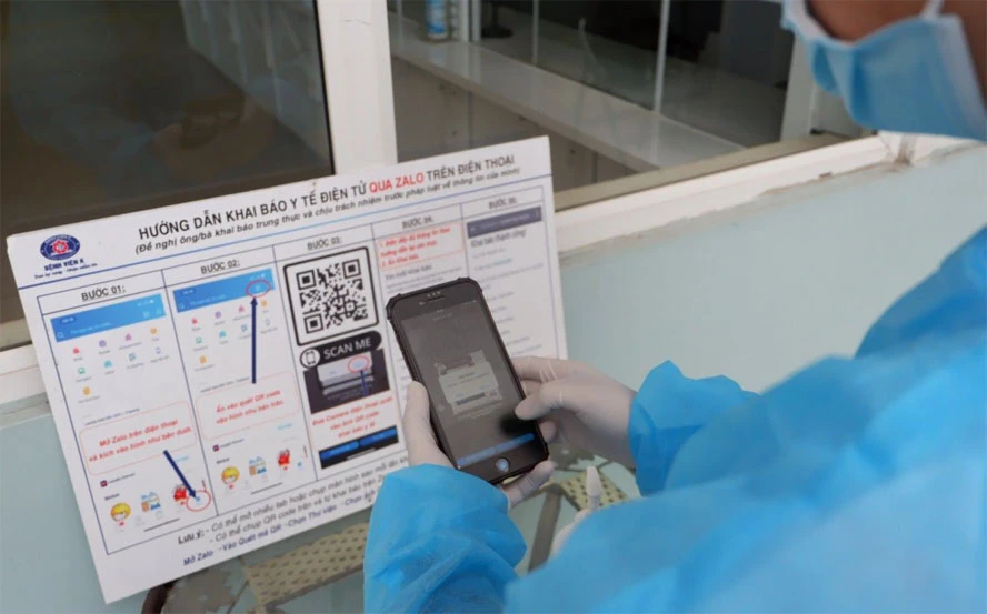 Người dân cài đặt ứng dụng Bluzone trên điện thoại thông minh.