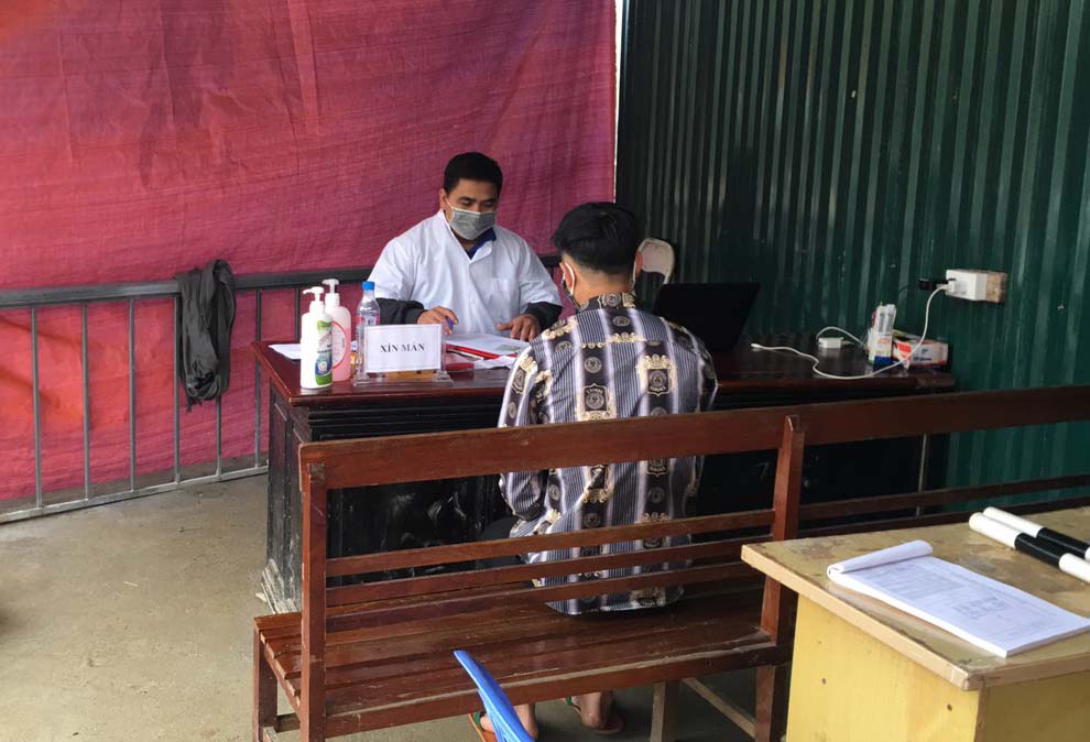 Người dân khai báo y tế tại Chốt kiểm soát y tế đường bộ huyện Bắc Hà (Lào Cai) giáp ranh với huyện Xín Mần (Hà Giang).