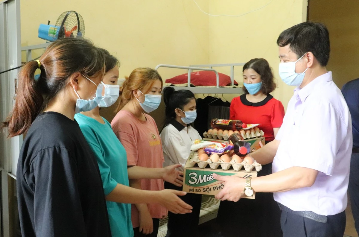 Trao quà tận tay cho sinh viên có hoàn cảnh khó khăn.