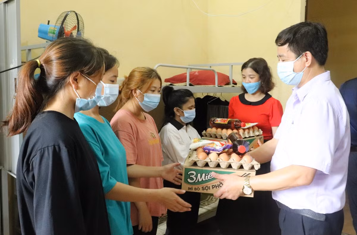 Trao quà tận tay cho sinh viên có hoàn cảnh khó khăn.