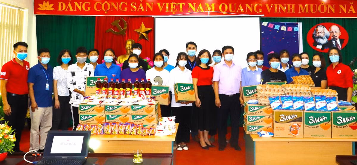 Nhiều phần quà ý nghĩa đã được trao cho sinh viên Phân hiệu Đại học Thái Nguyên tại Lào Cai.