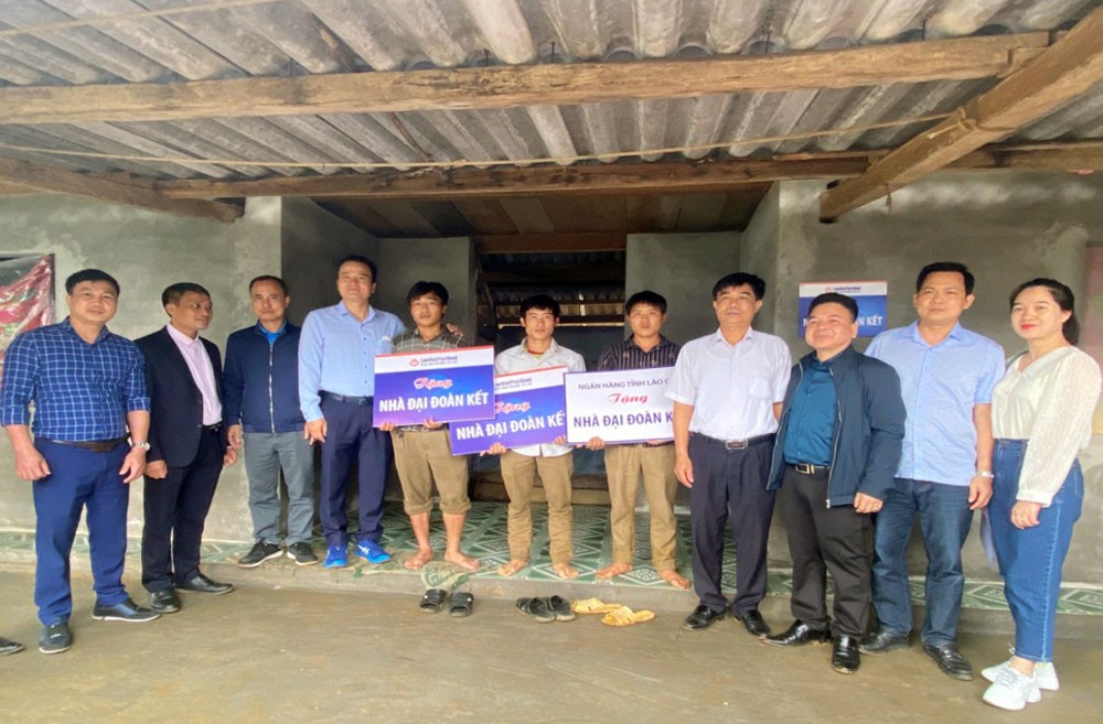 Khởi công tuyến đường giao thông nội thôn Bản Phố, xã Tả Thàng. 3 hộ dân khó khăn được tặng nhà đại đoàn kết.