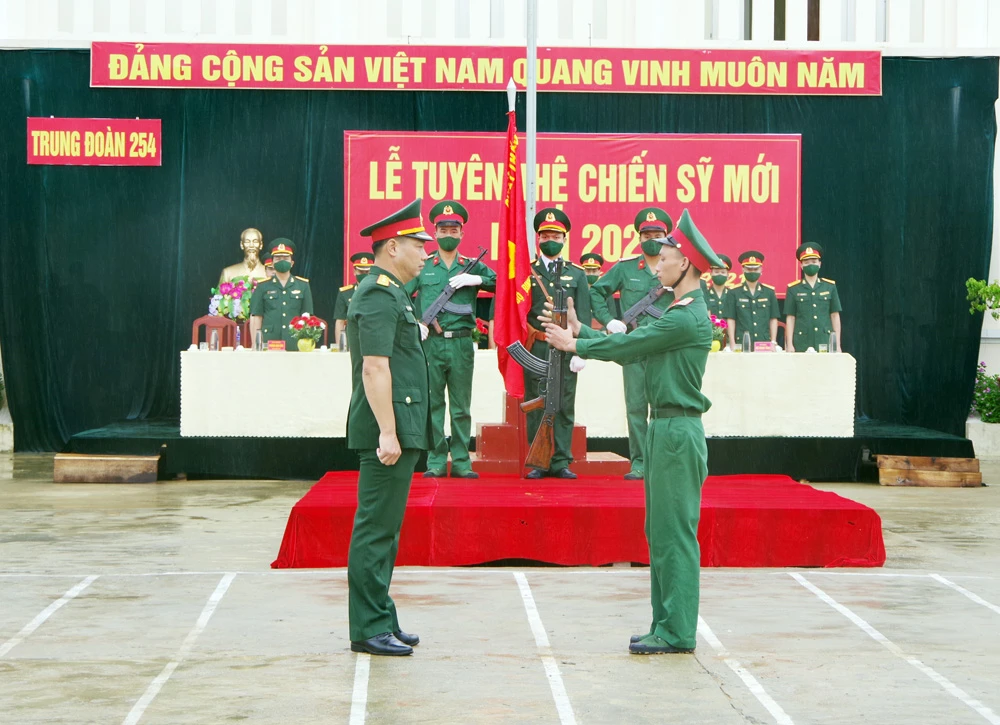 Bộ đội Biên phòng tỉnh và Trung đoàn 254 tổ chức lễ tuyên thệ chiến sỹ mới ảnh 3
