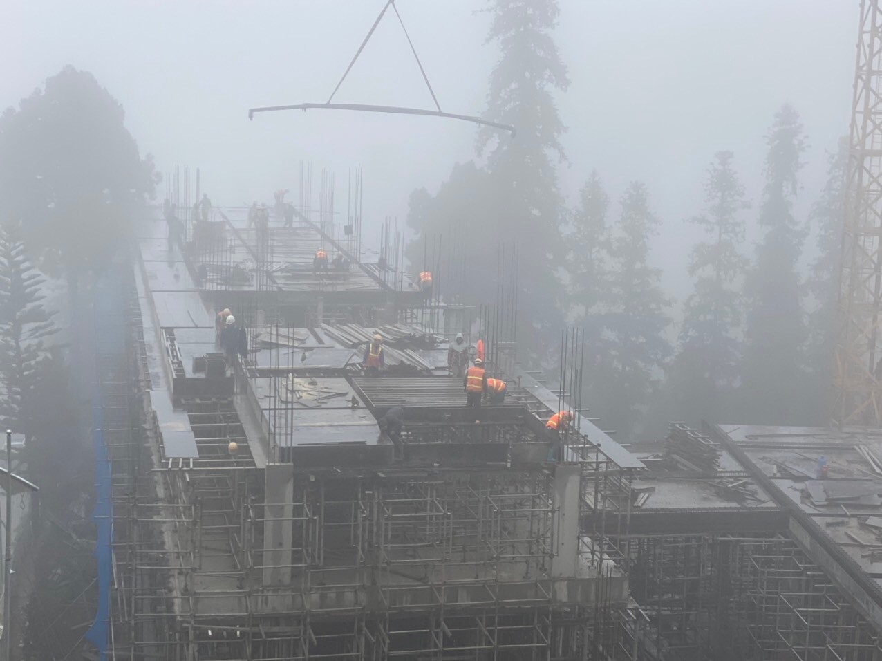 Nền nhiệt giảm sâu cùng với sương mù dày đặc bao phủ trung tâm thị xã Sa Pa. Sương mù dày đặc vào buổi sáng khiến tầm nhìn bị hạn chế. Tiết trời lạnh giá, người dân hạn chế ra đường. Người dân dùng nhiều cách chống rét khi lưu thông trên đường. Những bếp sưởi nhỏ được sử dụng nhiều ở các hàng quán. Nhiều người sử dụng quạt sưởi bằng điện. Người Sa Pa đã quen với nền nhiệt lạnh giá, nên luôn biết cách bảo vệ sức khỏe bản thân và gia đình. Nhịp sống lao động vẫn diễn ra trong giá rét.