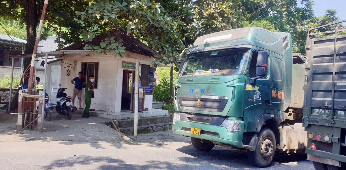 Từ 9h15 phút sáng 8/10, nhân viên gác ghi của Xí nghiệp Vận tải đường sắt, thuộc Công ty TNHH Một thành viên Apatit Việt Nam đã không cho các phương tiện lưu thông lên cầu chung đường sắt Bến Đền... ... với lý do cầu yếu, các xe tải trọng quá 30 tấn sẽ không được qua cầu.