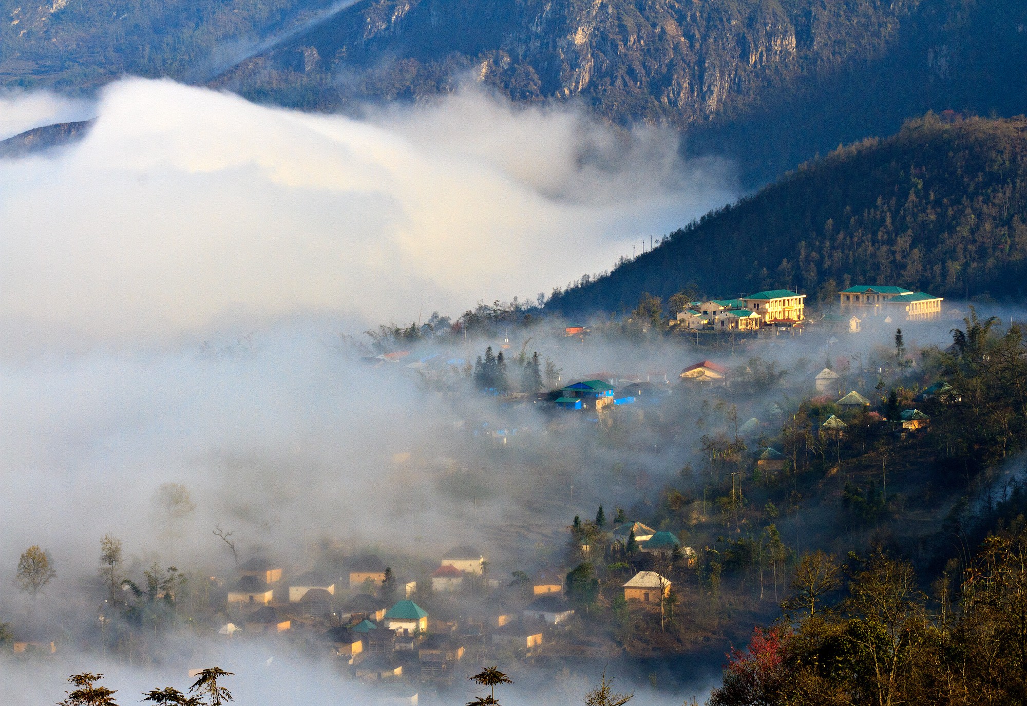 Bản làng Y Tý mờ ảo trong mây vào mỗi sáng sớm. Nếu muốn chiêm ngưỡng được vẻ đẹp của mây ở Y Tý, du khách phải thức dậy sớm. Ngôi nhà trình tường của người dân tộc Hà Nhì ở Y Tý ẩn hiện trong mây. Một ngôi trường hiện ra trong mây ngàn. Buổi sáng thanh bình tại một khu rừng nguyên sinh Y Tý. Trung tâm xã Y Tý trong mây. Bản Lao Chải (Y Tý) .