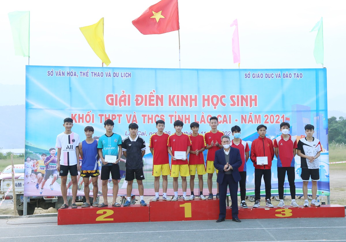 Trao giải nội dung chạy 200 mét nam THCS. Trao giải nội dung chạy 200 mét nam THPT. Trao giải nội dung chạy 100 mét nam THCS. Trao giải nội dung chạy tiếp sức 400 mét nam THCS. Trao giải nhảy cao nội dung nữ THCS.