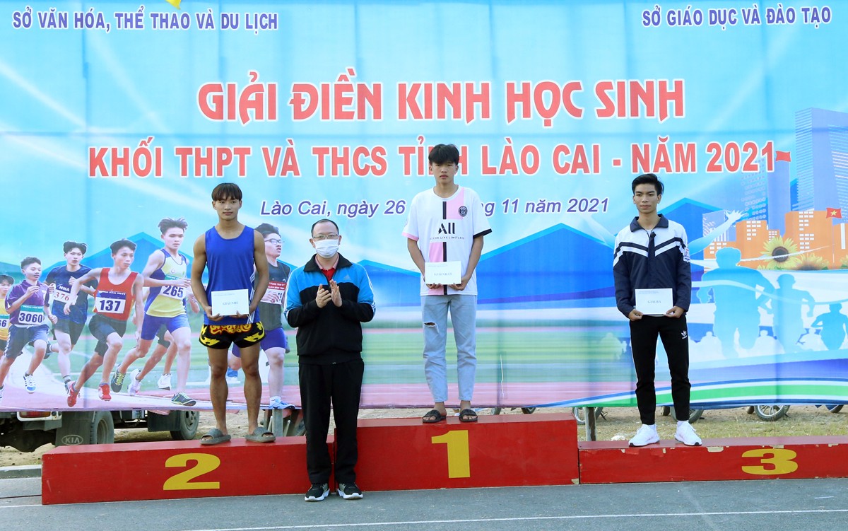 Trao giải nội dung chạy 200 mét nam THCS. Trao giải nội dung chạy 200 mét nam THPT. Trao giải nội dung chạy 100 mét nam THCS. Trao giải nội dung chạy tiếp sức 400 mét nam THCS. Trao giải nhảy cao nội dung nữ THCS.