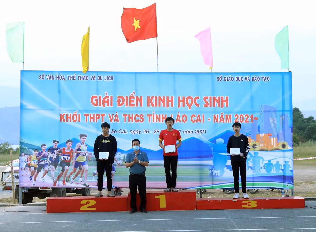 Trao giải nội dung chạy 200 mét nam THCS. Trao giải nội dung chạy 200 mét nam THPT. Trao giải nội dung chạy 100 mét nam THCS. Trao giải nội dung chạy tiếp sức 400 mét nam THCS. Trao giải nhảy cao nội dung nữ THCS.