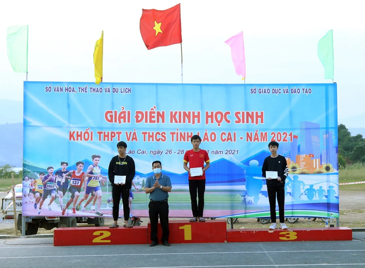 Trao giải nội dung chạy 200 mét nam THCS. Trao giải nội dung chạy 200 mét nam THPT. Trao giải nội dung chạy 100 mét nam THCS. Trao giải nội dung chạy tiếp sức 400 mét nam THCS. Trao giải nhảy cao nội dung nữ THCS.