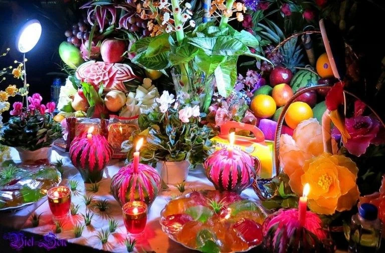 Mâm cỗ đêm trung thu được trang trí đẹp mắt.