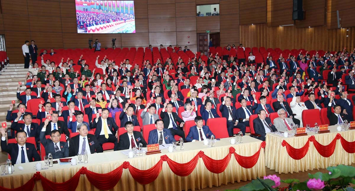 Các đại biểu dự Đại hội đại biểu Đảng bộ tỉnh lần thứ XVI biểu quyết thông qua các nghị quyết trong nhiệm kỳ 2020 - 2025.