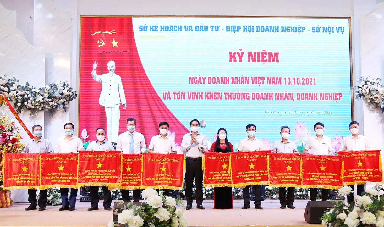 Trao Cờ thi đua của UBND tỉnh cho 10 tập thể. Trao Bằng khen của Chủ tịch UBND tỉnh cho 10 tập thể. Trao danh hiệu Tập thể lao động xuất sắc của Chủ tịch UBND tỉnh cho các tập thể.