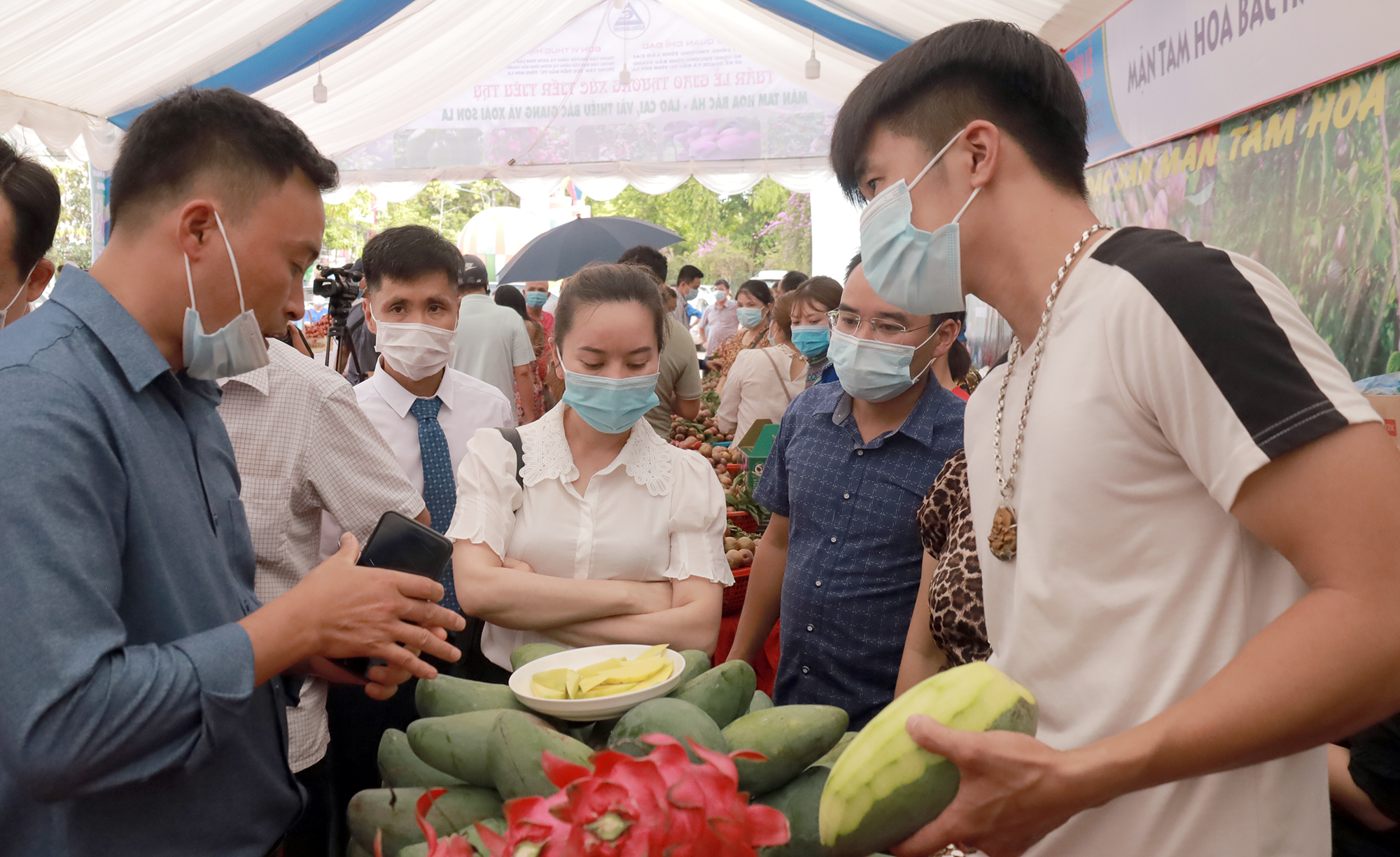 Biến khó khăn thành cơ hội thúc đẩy tiêu dùng nông sản Việt ảnh 1