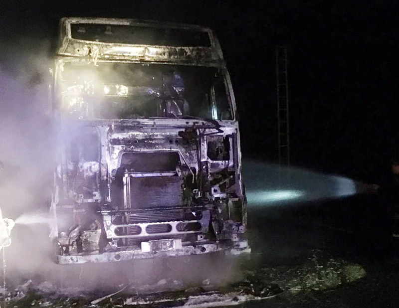 Chiếc xe đầu kéo bị cháy trơ khung.