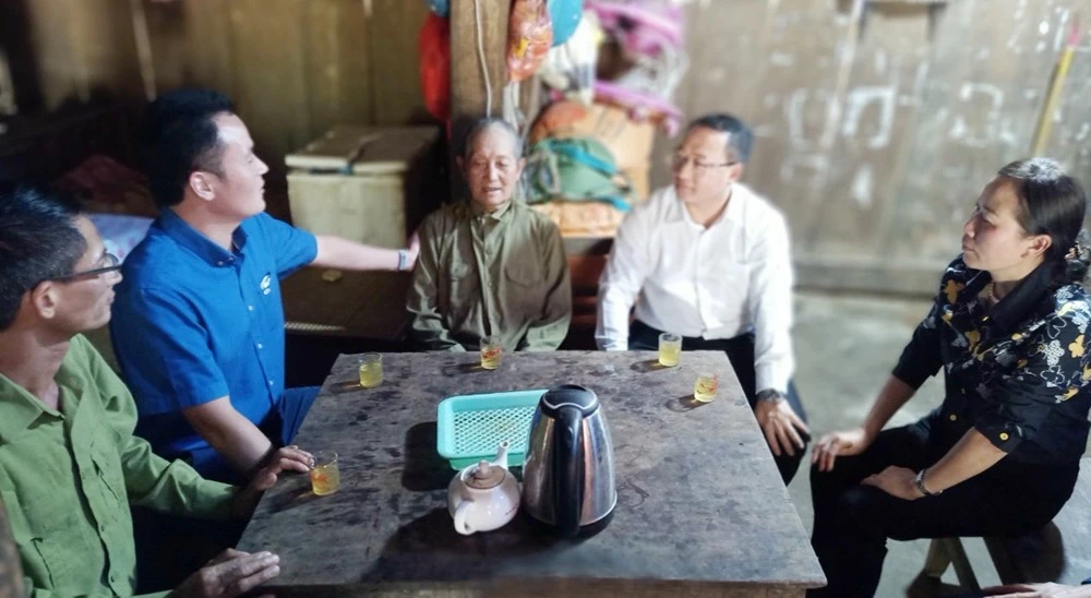 Lãnh đạo huyện Mường Khương thường xuyên tiếp xúc, lắng nghe ý kiến của người dân.