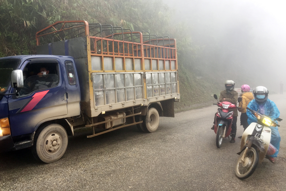 Người dân Nậm Xé chấp hành nghiêm việc đeo khẩu trang.