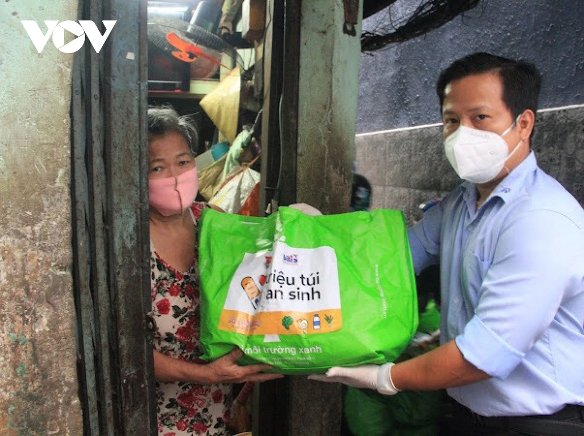 Đã trao gần 470 ngàn túi an sinh tới người dân bị ảnh hưởng bởi dịch bệnh ảnh 1