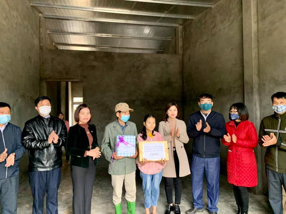 Trao nhà cho hộ gia đình khó khăn ảnh 1