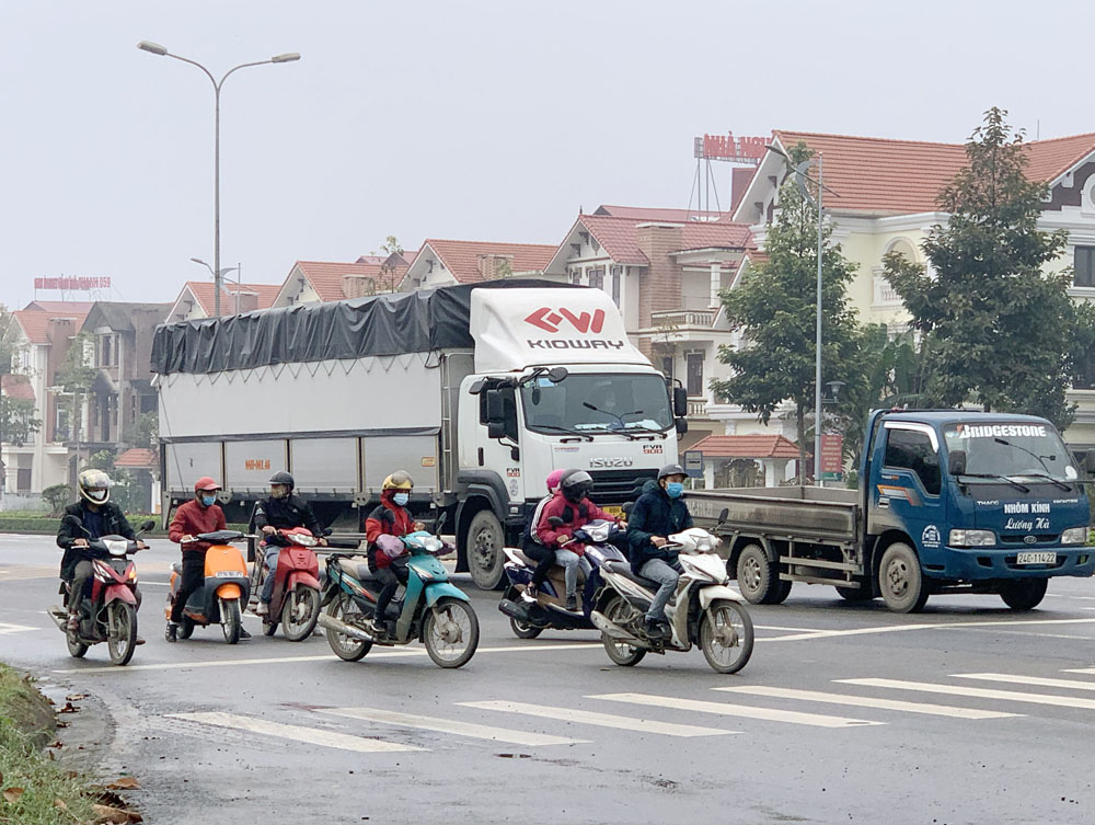 Người dân tham gia giao thông trên đường Trần Hưng Đạo nghiêm túc thực hiện quy định đeo khẩu trang. Người dân tham gia giao thông trên đường Trần Hưng Đạo nghiêm túc thực hiện quy định đeo khẩu trang.