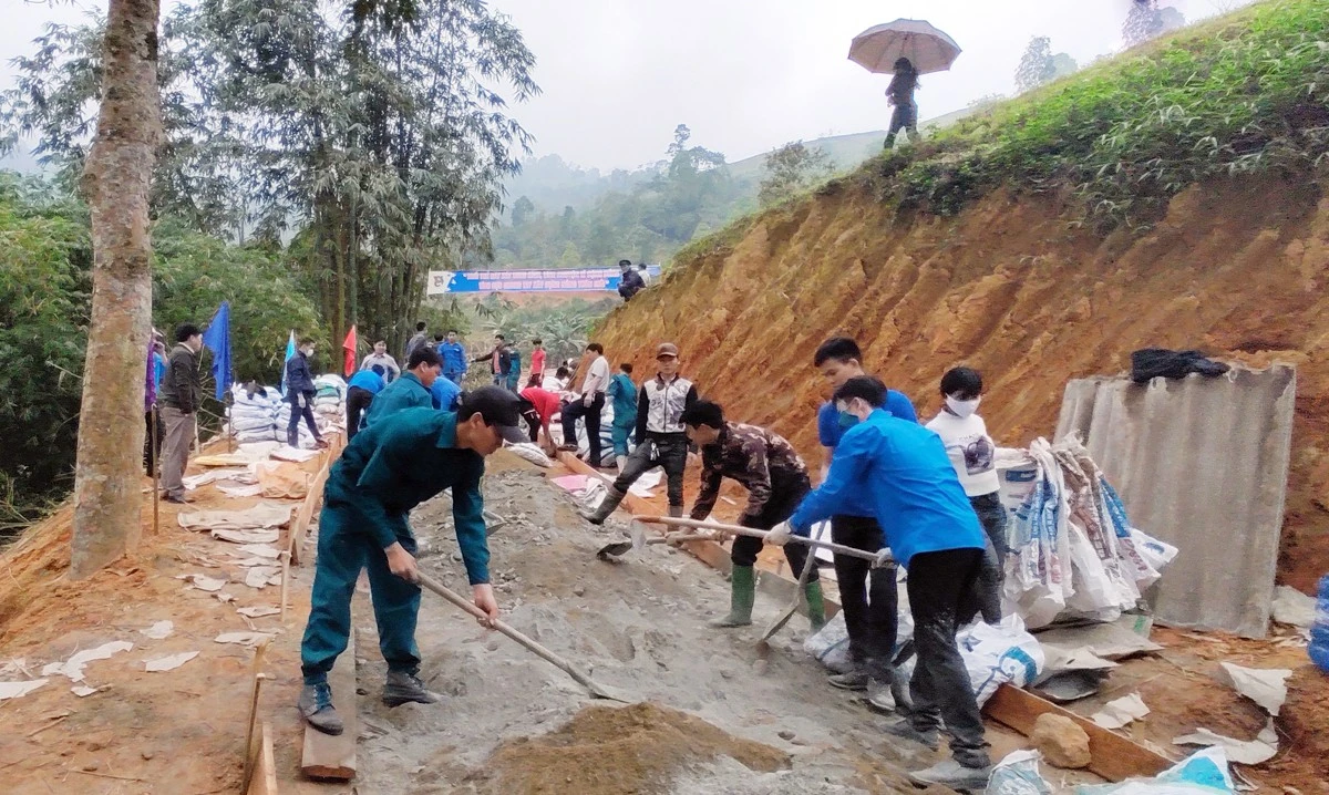 Huy động người dân tham gia làm đường giao thông nông thôn.