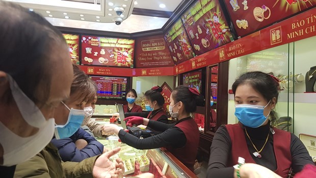 Giao dịch vàng tại Bảo Tín Minh Châu. (Ảnh: PV/Vietnam+) Giao dịch vàng tại Bảo Tín Minh Châu. (Ảnh: PV/Vietnam+)