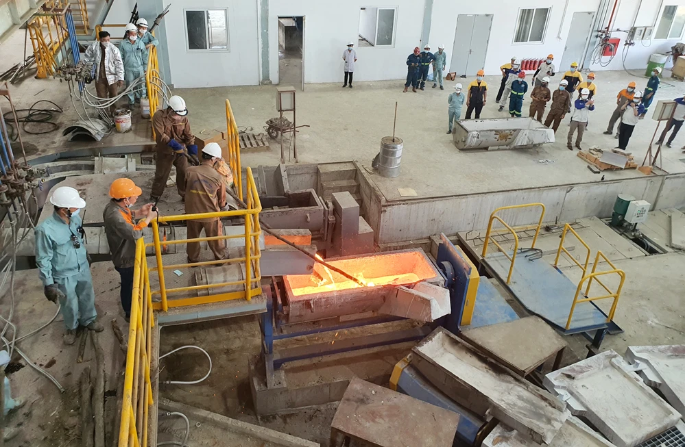 Nhà máy Luyện đồng 2 ra mẻ đồng dương cực đầu tiên.