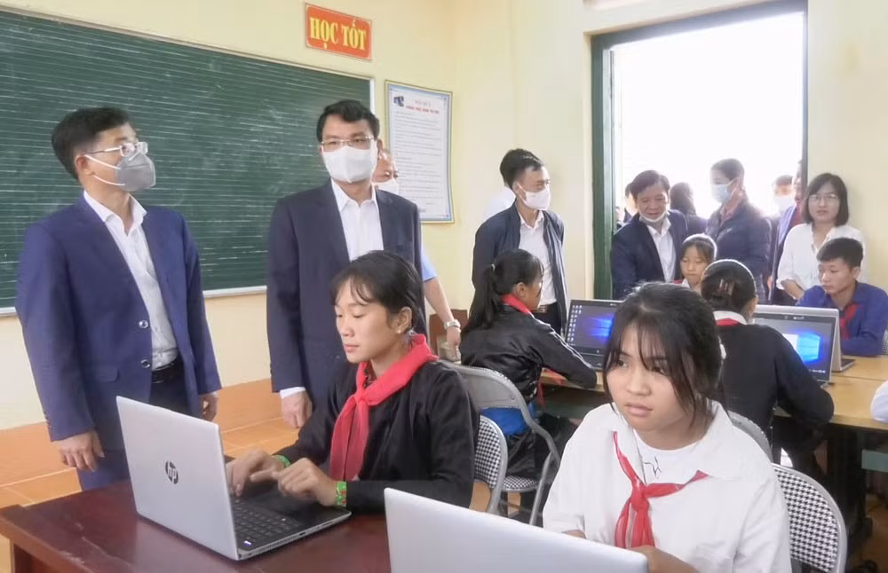 Những máy tinh mới được lắp đặt cho học sinh học tập.