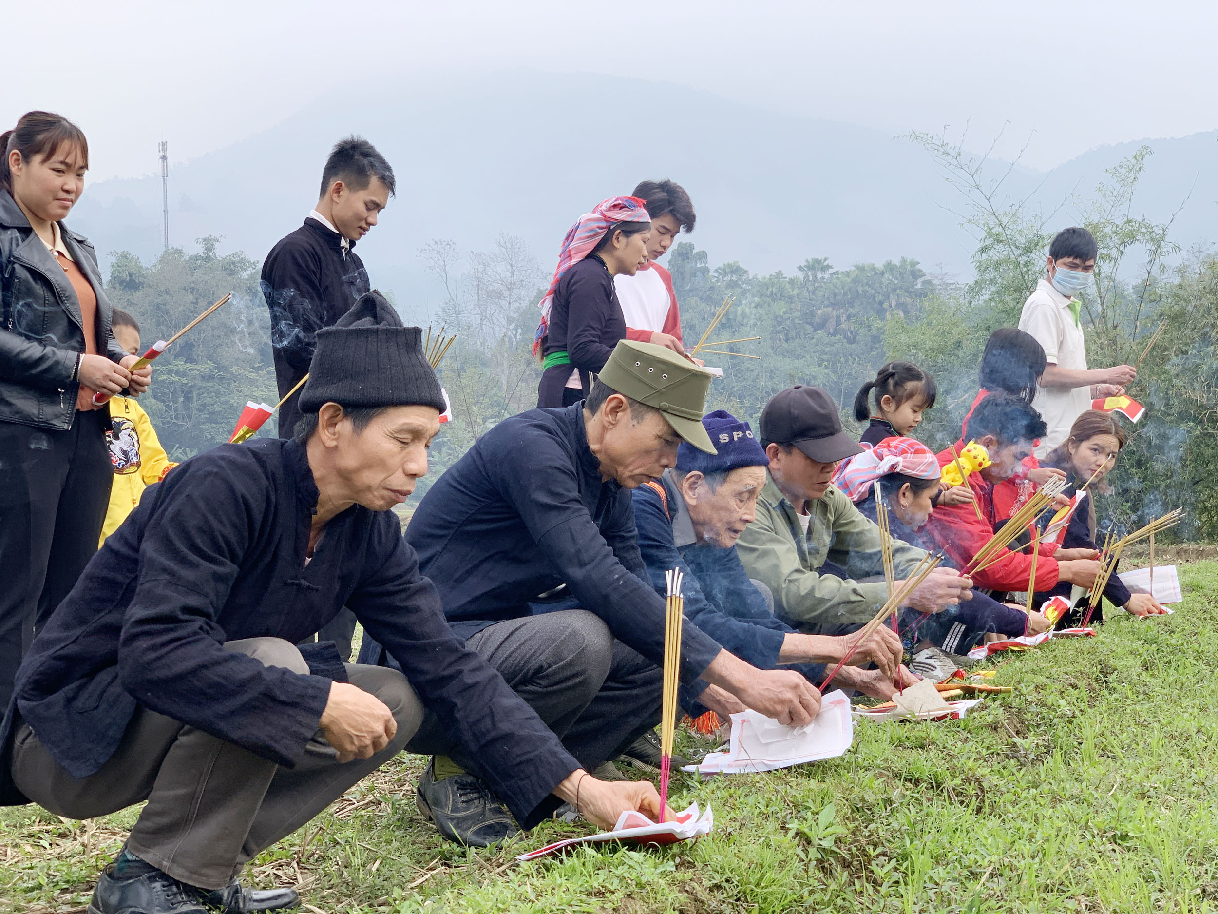 Mo Tham Thát là nghi lễ có ý nghĩa, giá trị về mặt địa lý, phong thủy và tín ngưỡng. Cánh đồng rộng trong thôn được thầy Mo chọn làm nơi chỉ hướng. Một tập giấy tiền, giấy vàng được đốt để thực hiện nghi lễ. Ba thầy mo thực hành vái ba vái thần linh, trời đất, rồi ông Mo Tham Thát đọc bài cúng, ý nghĩa như sau: Hôm nay có hương, hoa, năm mới đã đến, ông mo thay mặt dân làng đi chào ông Tham Thát… …Cầu mong ông phù hộ cho bản làng bình yên, người người mạnh khỏe, trồng lúa được mùa, có nhiều tiền bạc, đóng cổng làng cho yên (ngăn không cho cái xấu vào làng) cầu cho mọi thứ tốt đẹp vào làng. Ông Hoàng Văn Kể, thầy mo làng, người chủ trì nghi lễ Mo Tham Thát. Sau khi những nén hương được thắp, đã chọn được hướng kiêng, thầy mo sẽ chỉ cho người dân trong thôn, xã biết năm nay làm nhà, chuồng trại, đi buôn bán, hay đi rừng… phải kiêng hướng đã chọn. Năm Tân Sửu hướng kiêng là hướng Đông. Sau khi đã xác định chỉ hướng kiêng xong, thanh niên nam, nữ thi tài bắn nỏ, trước khi thi, ông mo thực hành nghi lễ bắn trước, sau đó thanh niên nam, nữ mới trổ tài. Nam, nữ thanh niên đội văn nghệ, thể thao mang theo nỏ và tên để thi nhau tranh tài bắn thủng tập giấy tiền vàng với ý nghĩa bắn nát được tập giấy năm đó toàn thể thôn, bản được bình yên, may mắn, phát triển. Mo Tham Thát là nghi lễ có ý nghĩa, giá trị về mặt địa lý, phong thủy và tín ngưỡng. Cánh đồng rộng trong thôn được thầy Mo chọn làm nơi chỉ hướng. Một tập giấy tiền, giấy vàng được đốt để thực hiện nghi lễ. Ba thầy mo thực hành vái ba vái thần linh, trời đất, rồi ông Mo Tham Thát đọc bài cúng, ý nghĩa như sau: Hôm nay có hương, hoa, năm mới đã đến, ông mo thay mặt dân làng đi chào ông Tham Thát… …Cầu mong ông phù hộ cho bản làng bình yên, người người mạnh khỏe, trồng lúa được mùa, có nhiều tiền bạc, đóng cổng làng cho yên (ngăn không cho cái xấu vào làng) cầu cho mọi thứ tốt đẹp vào làng. Ông Hoàng Văn Kể, thầy mo làng, người chủ trì nghi lễ Mo Tham Thát. Sau khi những nén hương được thắp, đã chọn được hướng kiêng, thầy mo sẽ chỉ cho người dân trong thôn, xã biết năm nay làm nhà, chuồng trại, đi buôn bán, hay đi rừng… phải kiêng hướng đã chọn. Năm Tân Sửu hướng kiêng là hướng Đông. Sau khi đã xác định chỉ hướng kiêng xong, thanh niên nam, nữ thi tài bắn nỏ, trước khi thi, ông mo thực hành nghi lễ bắn trước, sau đó thanh niên nam, nữ mới trổ tài. Nam, nữ thanh niên đội văn nghệ, thể thao mang theo nỏ và tên để thi nhau tranh tài bắn thủng tập giấy tiền vàng với ý nghĩa bắn nát được tập giấy năm đó toàn thể thôn, bản được bình yên, may mắn, phát triển.