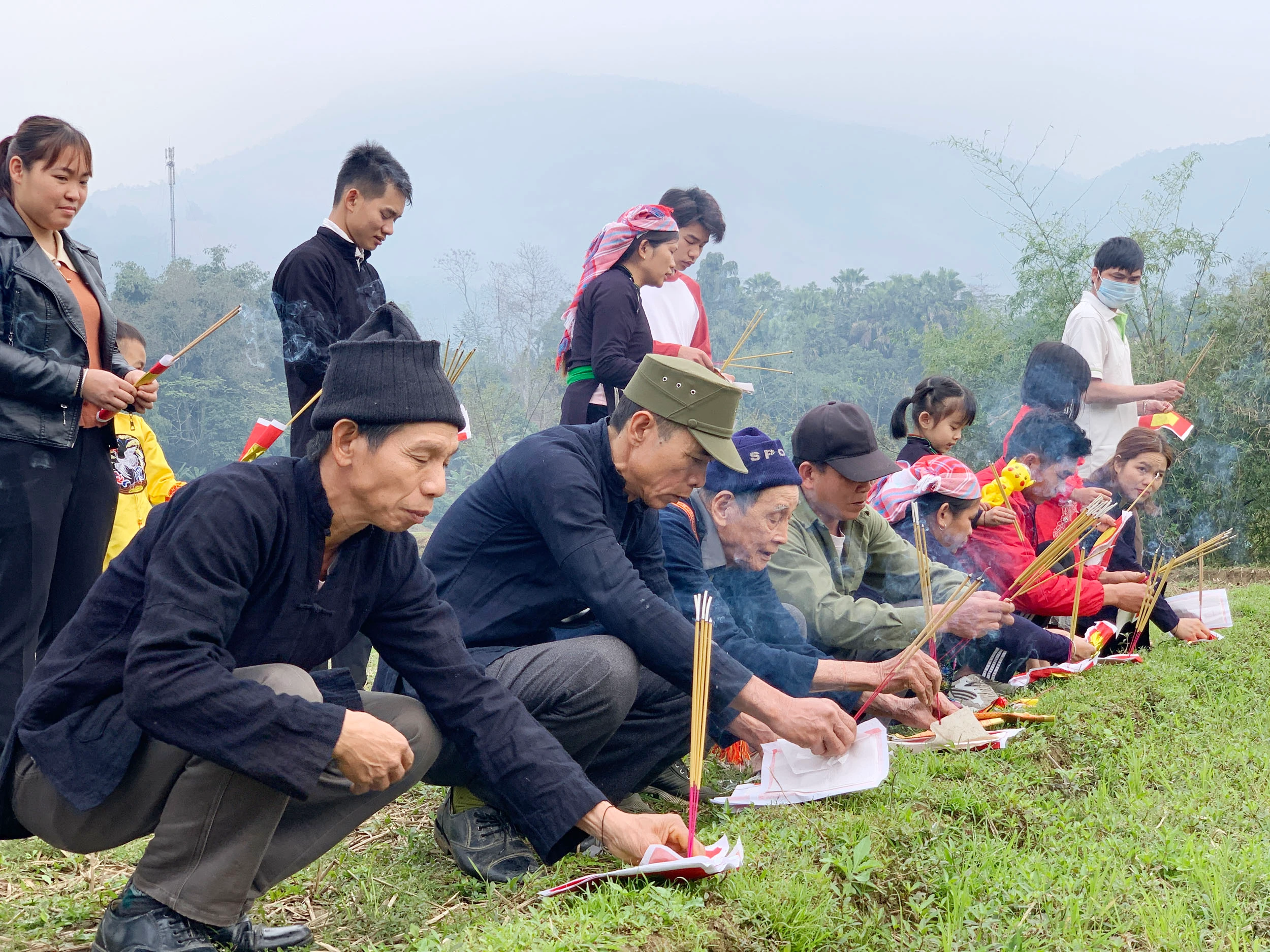 Mo Tham Thát là nghi lễ có ý nghĩa, giá trị về mặt địa lý, phong thủy và tín ngưỡng. Cánh đồng rộng trong thôn được thầy Mo chọn làm nơi chỉ hướng. Một tập giấy tiền, giấy vàng được đốt để thực hiện nghi lễ. Ba thầy mo thực hành vái ba vái thần linh, trời đất, rồi ông Mo Tham Thát đọc bài cúng, ý nghĩa như sau: Hôm nay có hương, hoa, năm mới đã đến, ông mo thay mặt dân làng đi chào ông Tham Thát… …Cầu mong ông phù hộ cho bản làng bình yên, người người mạnh khỏe, trồng lúa được mùa, có nhiều tiền bạc, đóng cổng làng cho yên (ngăn không cho cái xấu vào làng) cầu cho mọi thứ tốt đẹp vào làng. Ông Hoàng Văn Kể, thầy mo làng, người chủ trì nghi lễ Mo Tham Thát. Sau khi những nén hương được thắp, đã chọn được hướng kiêng, thầy mo sẽ chỉ cho người dân trong thôn, xã biết năm nay làm nhà, chuồng trại, đi buôn bán, hay đi rừng… phải kiêng hướng đã chọn. Năm Tân Sửu hướng kiêng là hướng Đông. Sau khi đã xác định chỉ hướng kiêng xong, thanh niên nam, nữ thi tài bắn nỏ, trước khi thi, ông mo thực hành nghi lễ bắn trước, sau đó thanh niên nam, nữ mới trổ tài. Nam, nữ thanh niên đội văn nghệ, thể thao mang theo nỏ và tên để thi nhau tranh tài bắn thủng tập giấy tiền vàng với ý nghĩa bắn nát được tập giấy năm đó toàn thể thôn, bản được bình yên, may mắn, phát triển.