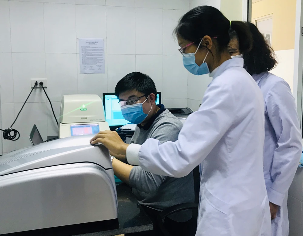 Lào Cai tiếp nhận máy thở, máy Real-time RT- PCR hỗ trợ phòng, chống dịch Covid-19 ảnh 2 Lào Cai tiếp nhận máy thở, máy Real-time RT- PCR hỗ trợ phòng, chống dịch Covid-19 ảnh 2