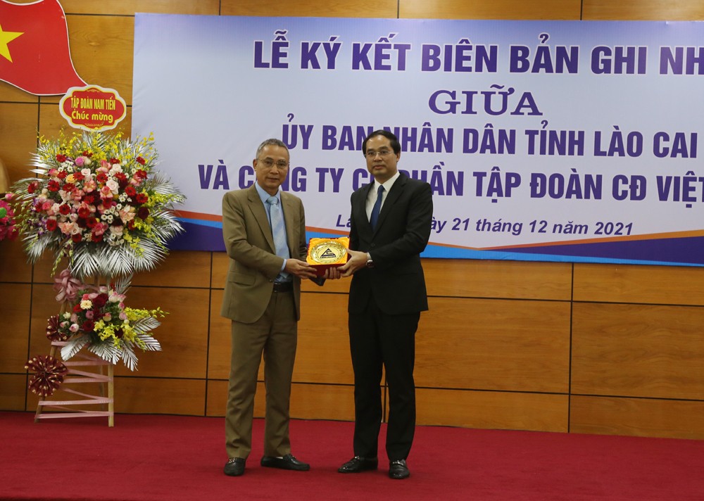 Lãnh đạo tỉnh Lào Cai tặng quà lưu niệm lãnh đạo Tập đoàn CĐ Việt Nam.