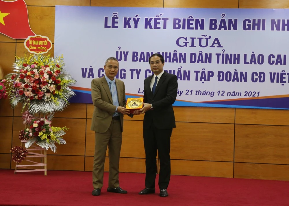Lãnh đạo tỉnh Lào Cai tặng quà lưu niệm lãnh đạo Tập đoàn CĐ Việt Nam.