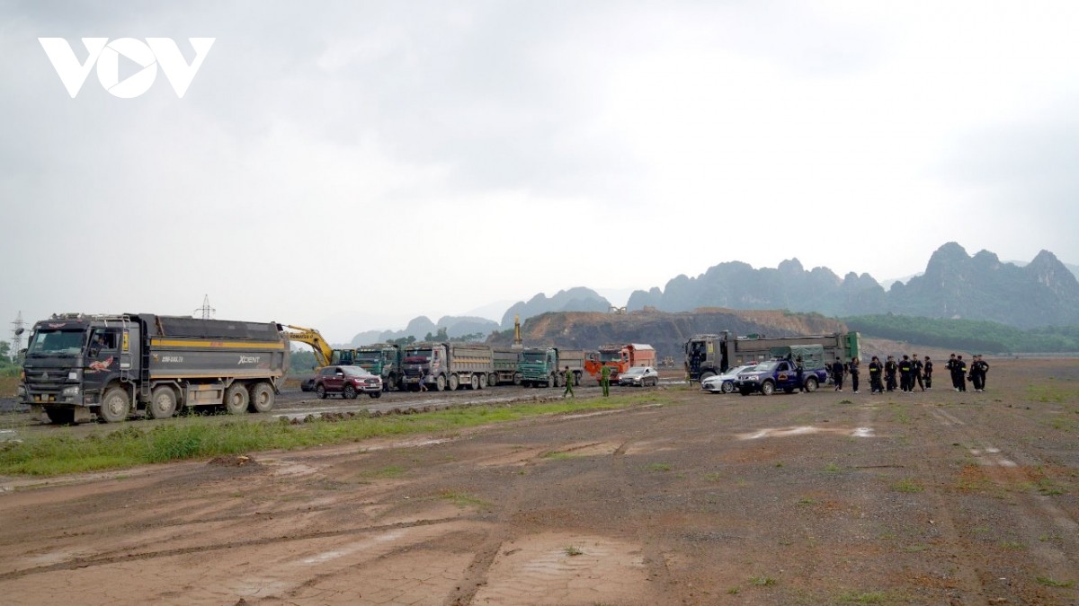 Bắt quả tang nhóm đối tượng tự ý khai thác, vận chuyển khoáng sản ảnh 1