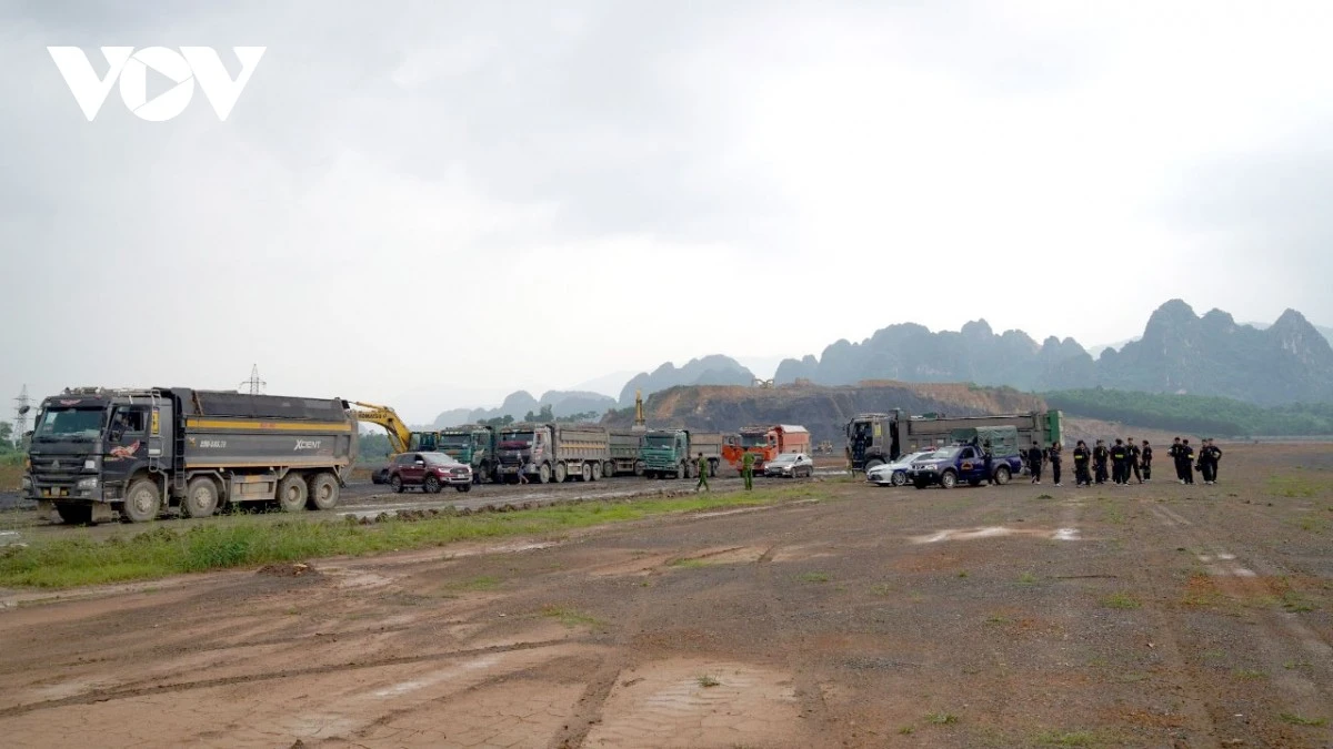 Bắt quả tang nhóm đối tượng tự ý khai thác, vận chuyển khoáng sản ảnh 1