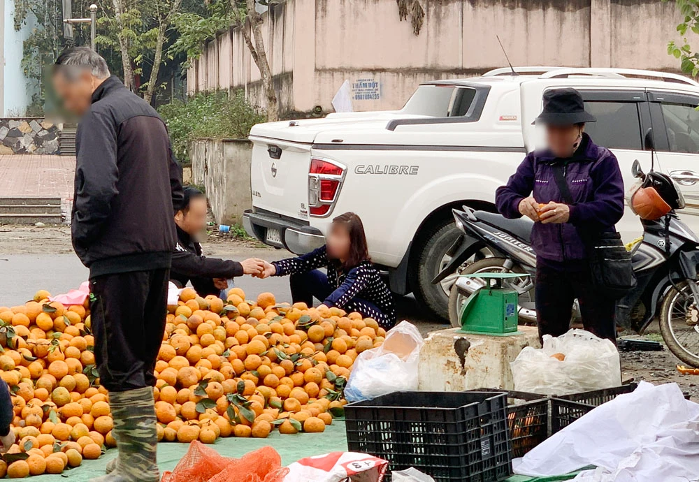 Nhiều người dân và tiểu thương chợ Pom Hán không thực hiện việc đeo khẩu trang đúng quy định.