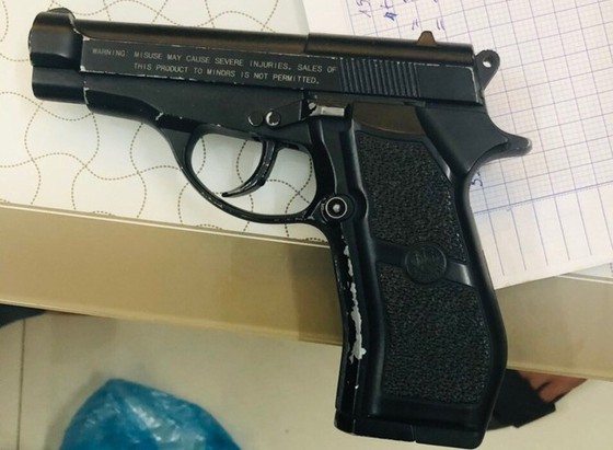 Triệt phá đường dây đánh bạc qua mạng 700 tỷ đồng, thu giữ cả súng ảnh 2 Triệt phá đường dây đánh bạc qua mạng 700 tỷ đồng, thu giữ cả súng ảnh 2