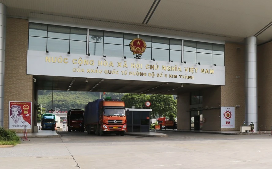 Hàng hóa xuất - nhập khẩu qua Cửa khẩu Quốc tế đường bộ số II Kim Thành.