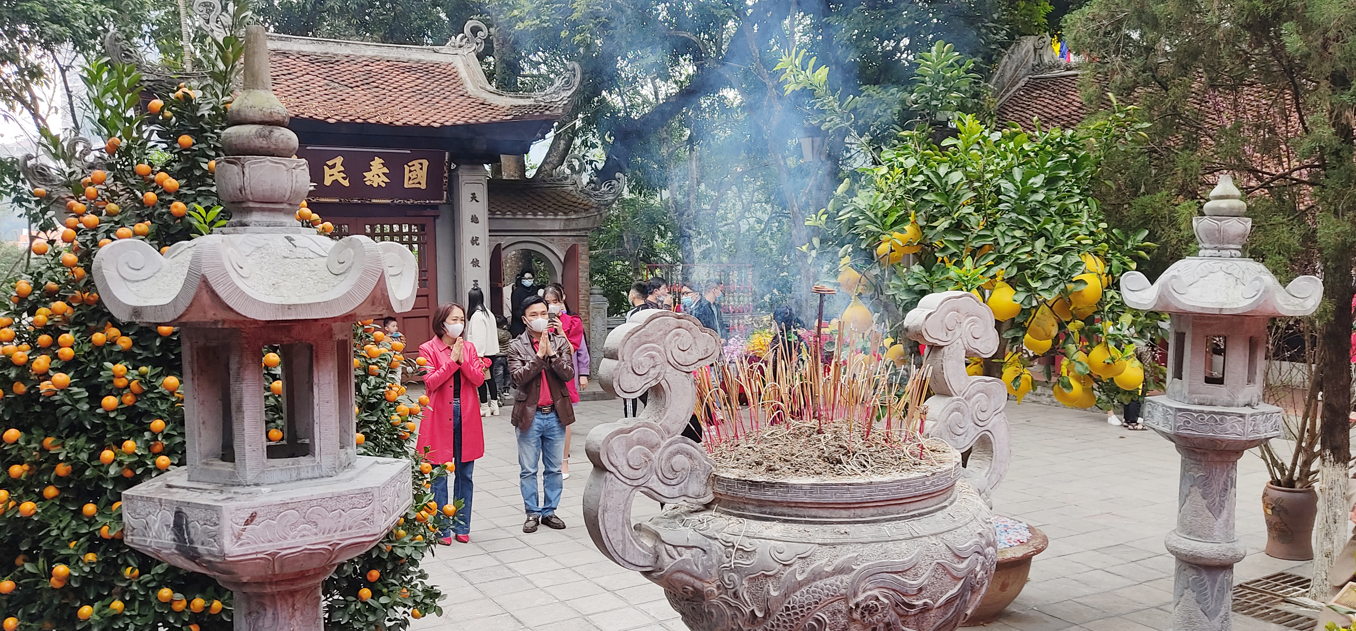 Người dân đến Đền Thượng cầu bình an cho gia đình. Chọn mua lễ vào đền, chùa. Đi hành lễ dịp đầu năm là nét văn hóa truyền thống tốt đẹp của người Việt từ xưa tới nay. Mùng 1 Tết Tân Sửu 2021, các đền, chùa ở thành phố Lào Cai và huyện Bảo Yên có nhiều người dân đổ về hành lễ cầu an. Tại các đền, chùa đều có biển yêu cầu người dân tuân thủ các biện pháp phòng, chống dịch. Việc hành lễ của người dân trong không khí bình yên và tuân thủ các quy định về phòng, chống dịch. Xin chữ đầu năm là nét văn hoá của người Việt Nam.