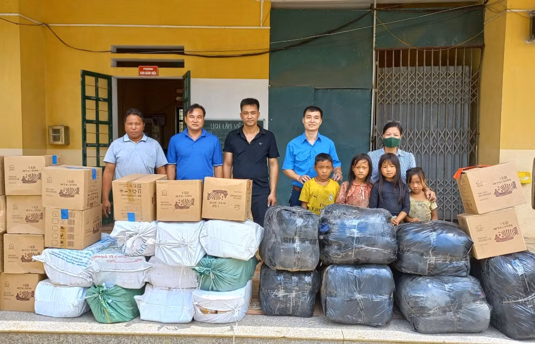 Ban Dân tộc tỉnh trao tặng sách, quần áo cho học sinh xã Dền Thàng (Bát Xát). Ban Dân tộc tỉnh trao tặng sách, quần áo cho học sinh xã Dền Thàng (Bát Xát).