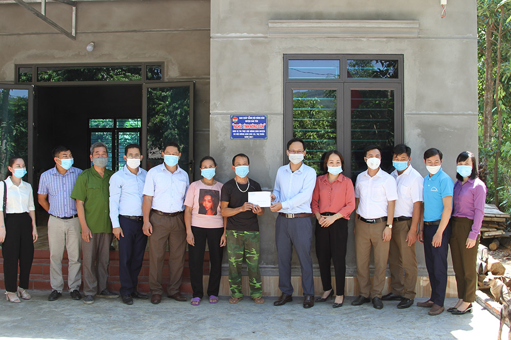 Trao nhà "Nghĩa tình nông dân" cho hội viên Lương Văn Động.