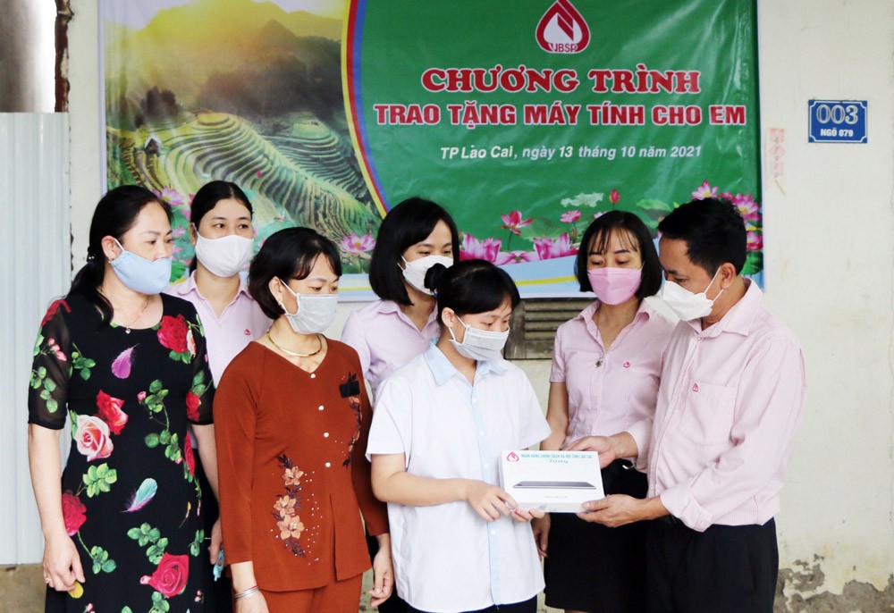 Chung tay mang niềm vui cho học sinh nghèo ảnh 1