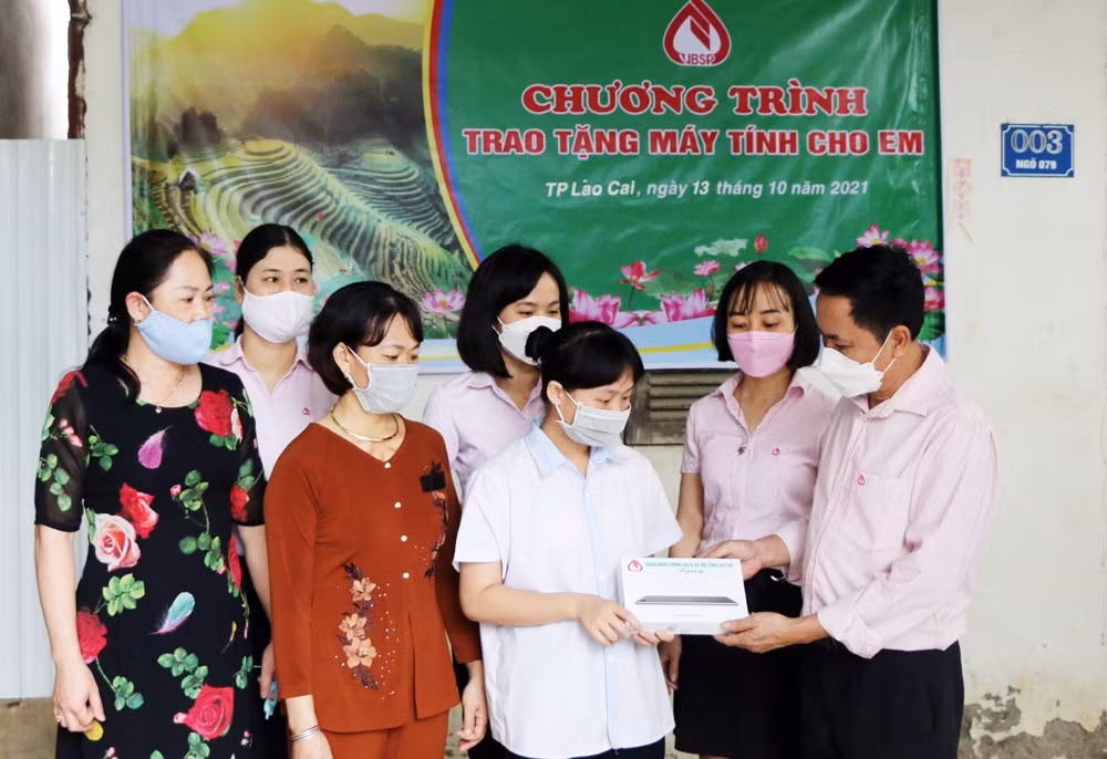 Chung tay mang niềm vui cho học sinh nghèo ảnh 1