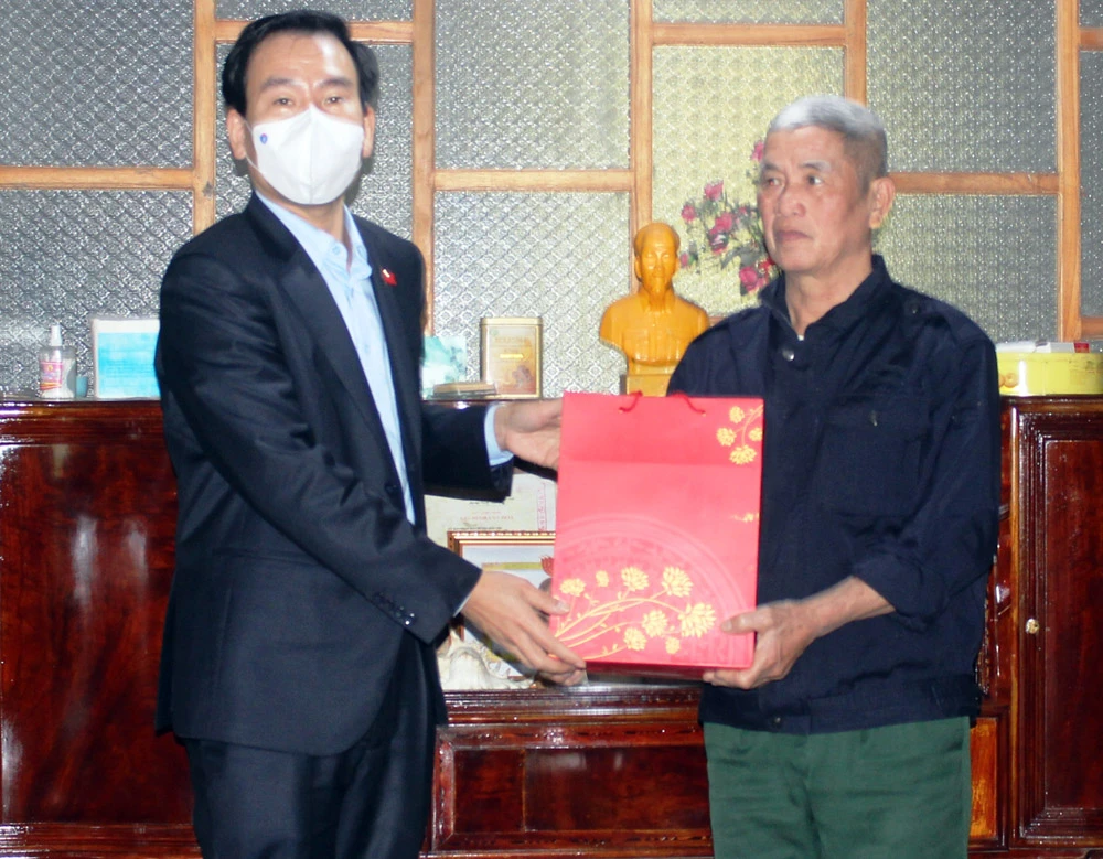 Tặng quà gia đình ông Nguyễn Văn Sy, bản Khuổi Vèng, xã Vĩnh Yên là người hoạt động kháng chiến bị nhiễm chất độc hóa học.